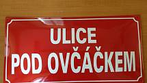 Při výrobě cedule pro novou ulici ve Vrchlabí Pod Ovčákem došlo ke kurióznímu šotku, ve městě tak objevil nápis ulice Pod Ovčáčkem.