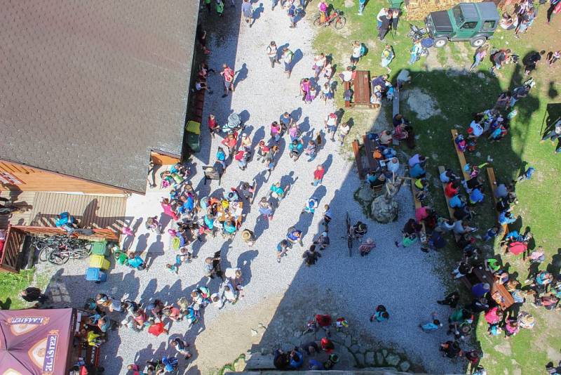 Tradiční výstup ke kamenné rozhledně v nadmořské výšce 1019 metrů provázel velký zájem.