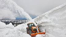 Sněžná fréza řízená Tadeášem Hlinkou prorážela 5. května masu sněhu v Krkonoších v traverzu mezi Výrovkou a Památníkem obětem hor.