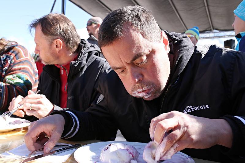 Maxijedlík Jaroslav Němec z Bystrého u Poličky vyhrál soutěž o největšího jedlíka borůvkových knedlíků v Malé Úpě. Den před tím zvítězil v Děbolíně u Jindřichova Hradce, kde závodil v pojídání párků.