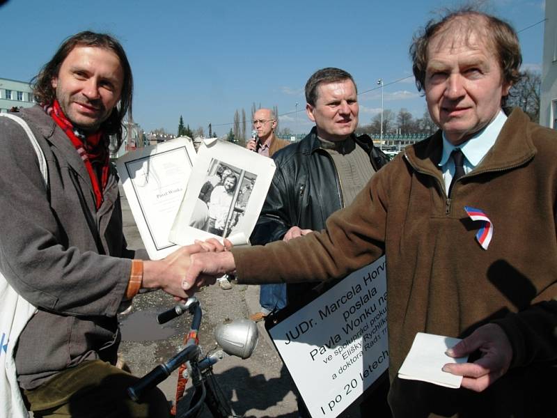 Demonstrace k dvacátému výročí smrti Pavla Wonky - Martin Věchet a Jiří Wonka