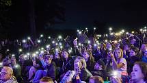 Koncert písničkáře Pokáče zahájil Kulturní léto na Štěrbově vile na Přehradě Les Království.