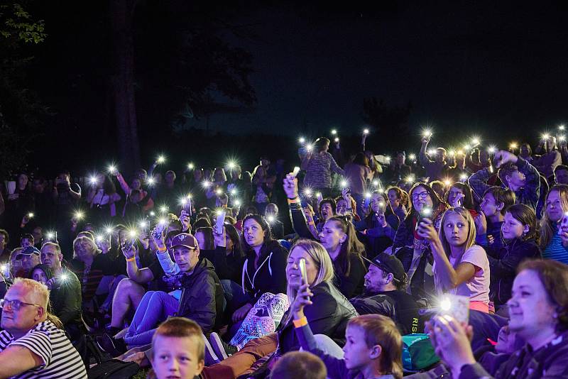 Koncert písničkáře Pokáče zahájil Kulturní léto na Štěrbově vile na Přehradě Les Království.