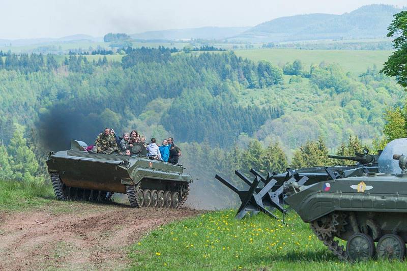 U Stachelbergu rachotila vojenská technika. Na zemi i ve vzduchu.