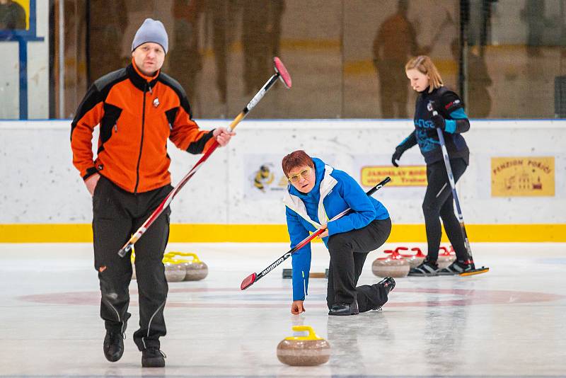 Na zimním stadionu v Trutnově se hrál v sobotu Krkonošský pohár v curlingu.