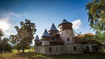 Nejpozoruhodnějším místem je středověký hrad v Černé Vodě u Žacléře, který si tam postavil Martin Zeman. Jeho hrad není veřejně přístupný, nicméně občas tam nějaké návštěvy zabrousí. Pumu, lva, lvice a nově i tygra chová soukromý majitel.
