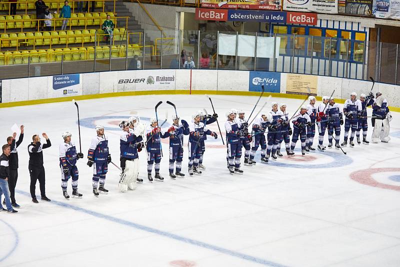 Hokejový duel 2. ligy Trutnov - Letňany (3:2).