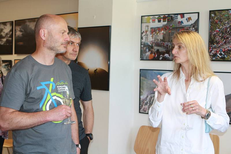 Markéta Navrátilová vystavuje fotky z Tour de France, kterou fotila 25 let, v Galerii Celnice v Malé Úpě. Je to unikátní výstava, protože běžně nevystavuje.