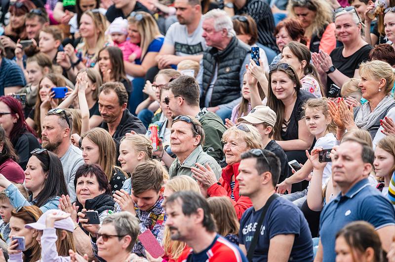 Hvězdy televizního seriálu ZOO zahájily letní sezonu v Safari Parku Dvůr Králové, Eva Burešová měla koncert.