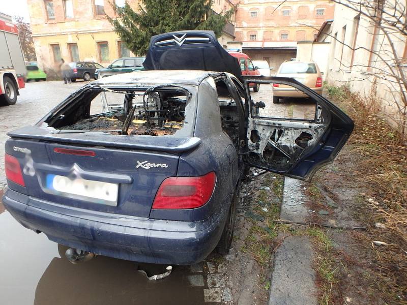 Požár osobního automobilu ve Dvoře Králové nad Labem.