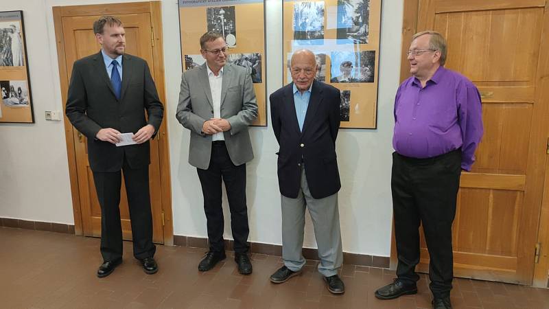 Vernisáže v Muzeu Podkrkonoší v Trutnově se zúčastnil i velvyslanec Česka v Egyptě Jan Fulík (druhý zleva) a potomek pokračovatele fotografického obchodu v Egyptě a propagátor tvorby Rudolfa Lehnerta Edouard Lambelet ze Švýcarska (druhý zprava)