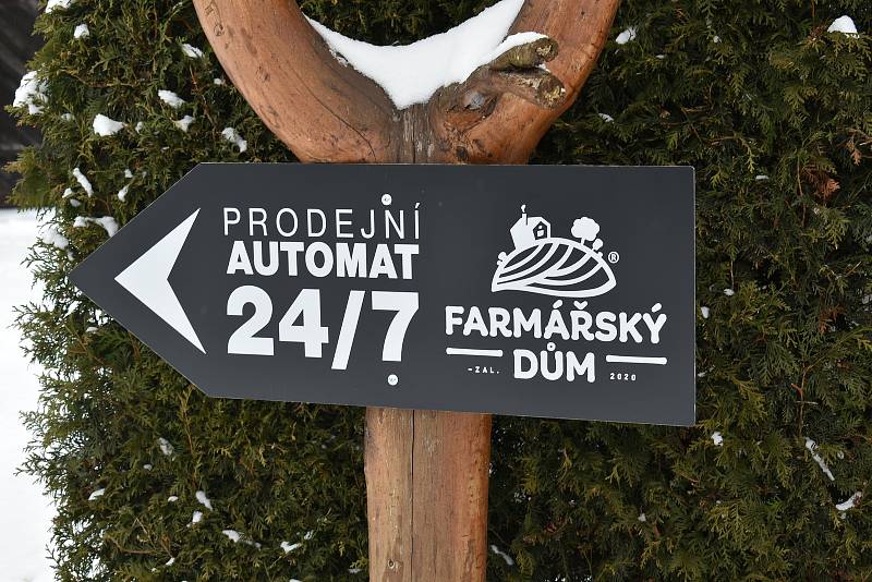 Na farmě v Prosečném si můžete koupit maso z automatu.