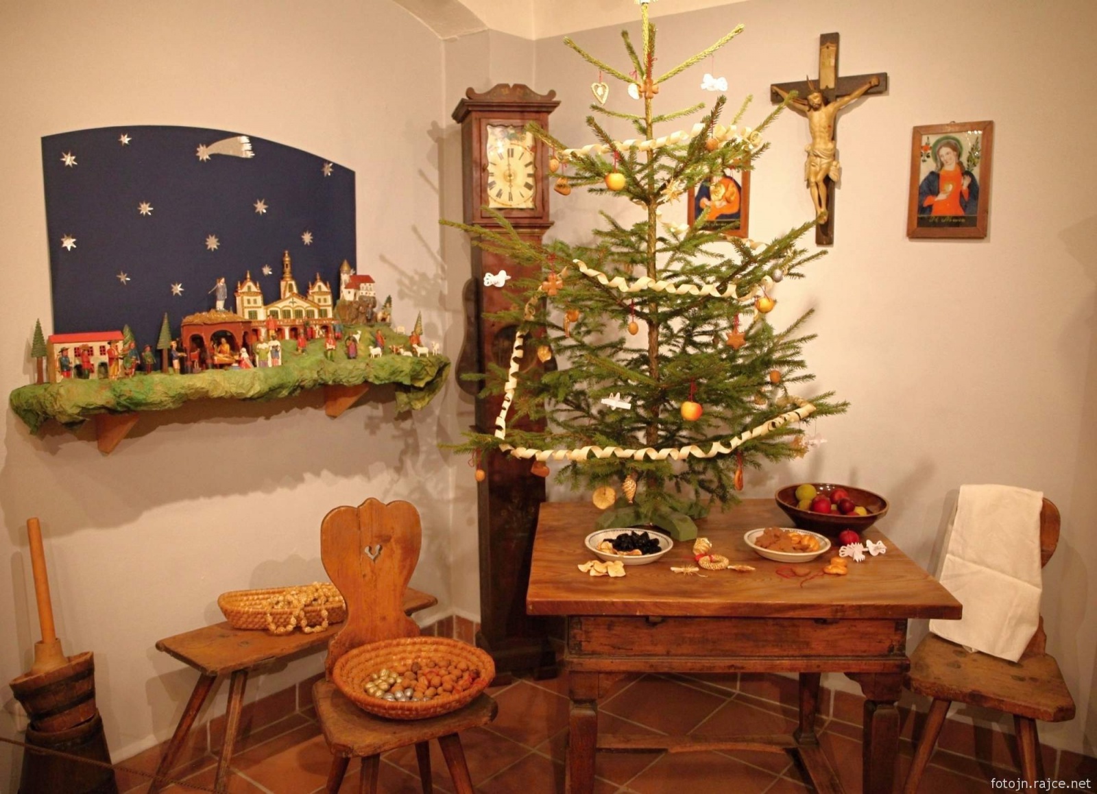 FOTO: Zdobíme vánoční stromeček aneb Vánoční ozdoby v proměnách času -  Krkonošský deník