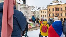 Demonstrace odpůrců protipandemických opatření v Trutnově na Krakonošově náměstí v neděli 23. ledna.