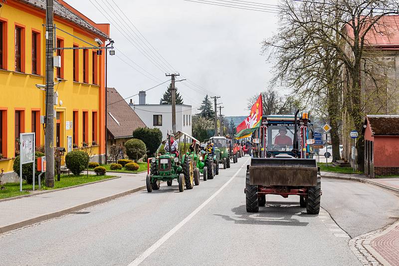 Spanilá jízda traktorů a stavění májky v Kocbeřích 30. dubna 2022.