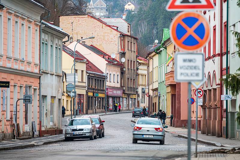 Ulice Pod městem v Úpici projde letos velkou rekonstrukcí. Silnici čeká výměna kostek za asfalt.