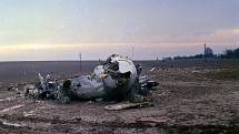 Hořící ruské letadlo Tupolev 154 nouzově přistálo v poli u Dubence 17. listopadu 1990. Zbyly z něj trosky.