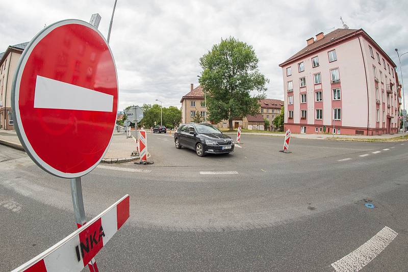 Na křižovatce u bývalé porodnice v Trutnově v Pražské ulici plánuje radnice vybudovat nový kruhový objezd.