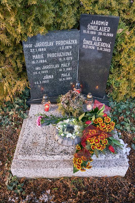 Setkání u hrobu profesora Jaroslava Procházky na městském hřbitově v Trutnově.
