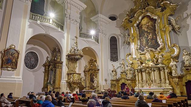 Advent v trutnovském kostele začal koncertem Pravda jde proti strachu.