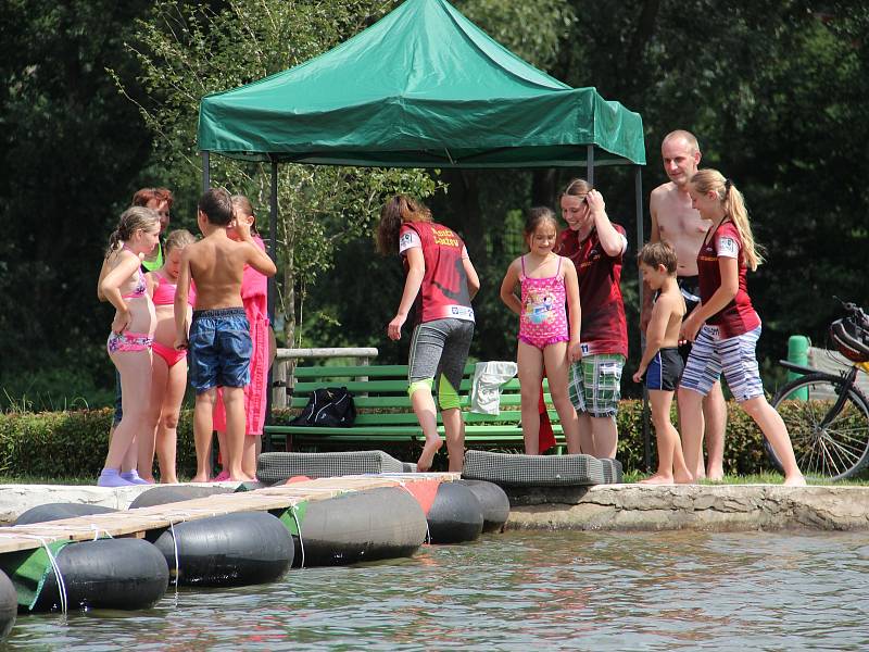 I v potápěčských ploutvích přecházeli lanžovskou lávku lidé, kteří se do obce na Královédvorsku sjeli k oblíbené letní zábavě.