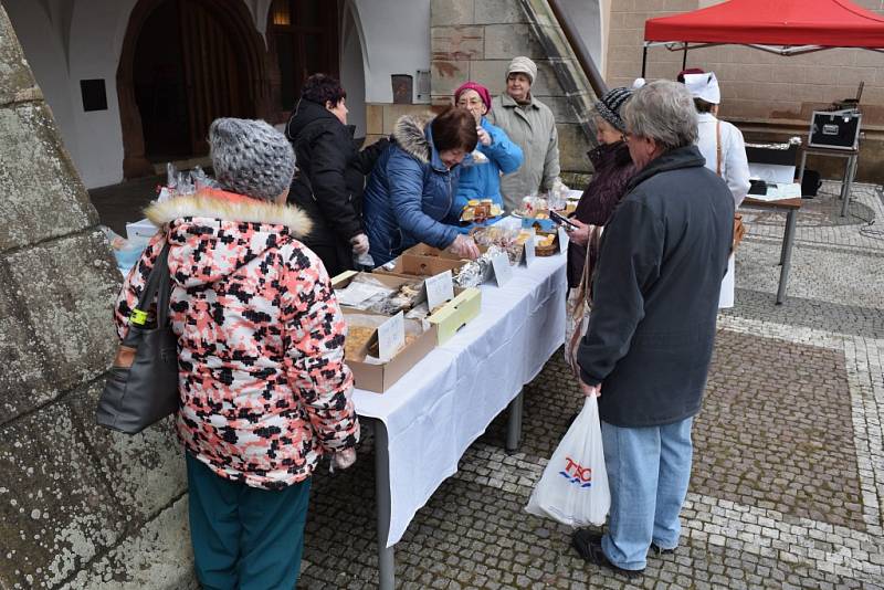 Přehlídkou zajímavých a neobvyklých masek byl masopust v Hostinném. 