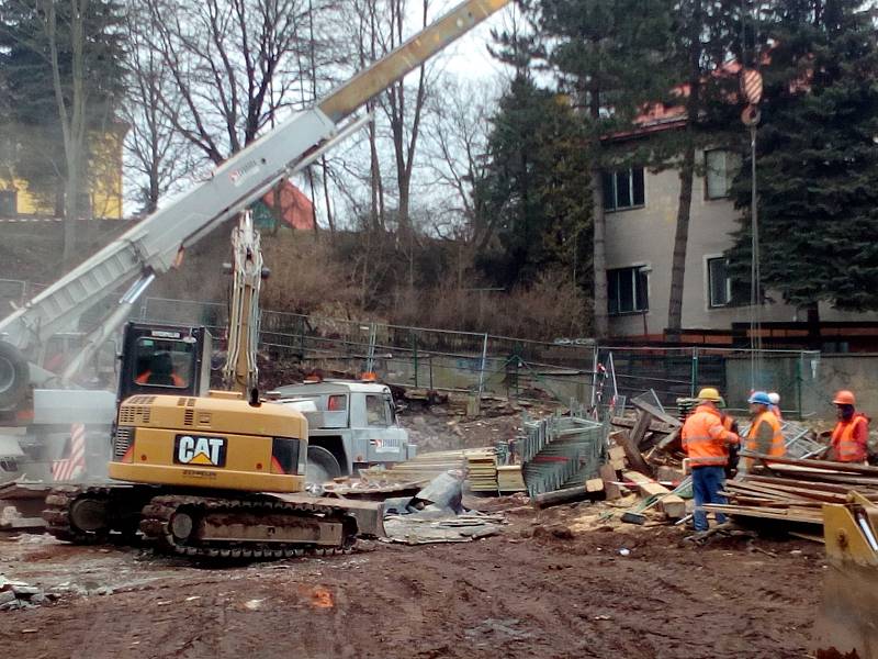 Součástí rekonstrukce areálu na Nivách je i bourání části stávajícího objektu. 