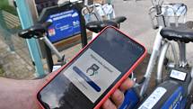Od pondělí 2. května si můžou lidé ve Dvoře Králové nad Labem půjčovat sdílená kola pomocí mobilní aplikace.
