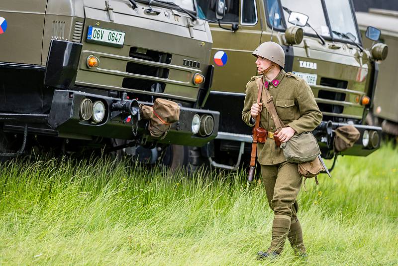 Sraz vojenské techniky u dělostřelecké tvrze Stachelberg přilákal stovky diváků.