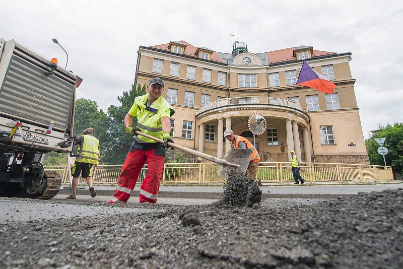 Oprava silnice u kruhového objezdu u kina v Trutnově.