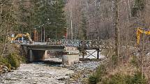 Královéhradecký kraj bourá tři mosty v Temném Dole ve východních Krkonoších na silnici mezi Horním Maršovem a Pecí pod Sněžkou, postaví místo nich nové.