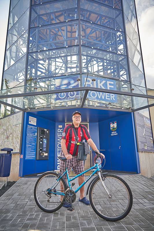 Trutnov má cyklověž. Vejde se do ní 118 kol. Za uložení kola se platí pět korun na den.