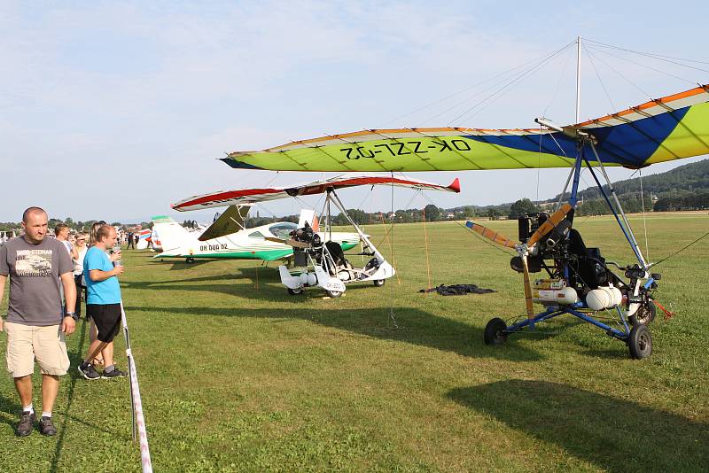 Letecký den ve Dvoře Králové byl oslavou 70. výročí založení místního letiště. Tisíce diváků nadchl špičkový akrobatický pilot Martin Šonka, dvorský rodák.