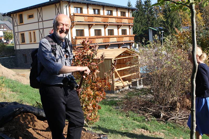 Vysazení stromu pro Olgu Havlovou u obchodní akademie v Janských Lázních.