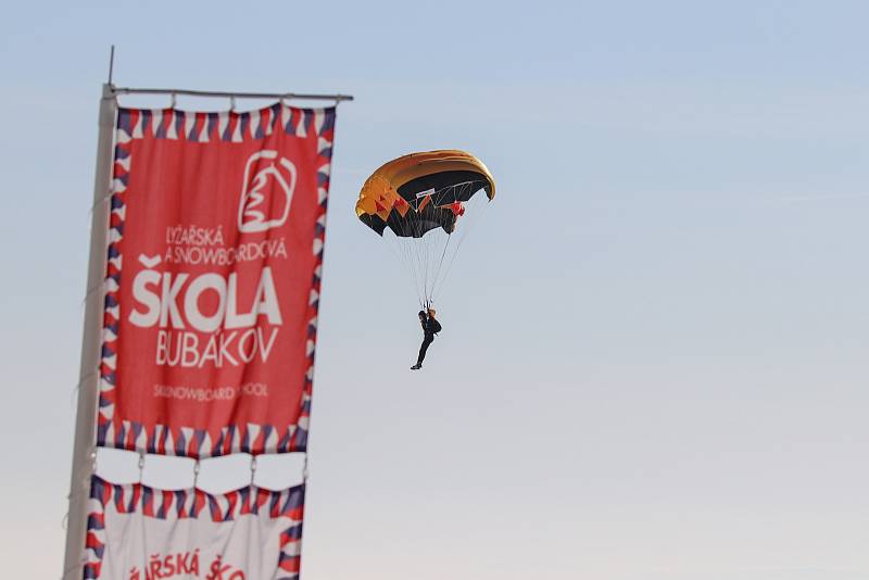 Od středy do soboty se koná ve Skiareálu Bubákov Herlíkovice světový šampionát v para-ski. Tato discplína kombinuje parašutismus a lyžování.