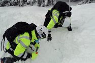 Policisté se učili vyhledávat osoby pomocí lavinového vybavení.