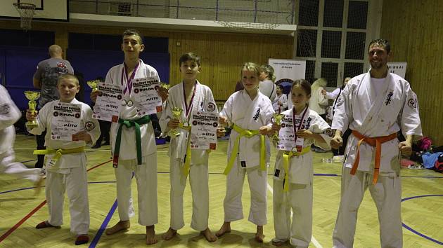 Reprezentace Okami Teamu na Pražském poháru kyokushin karate 2022. Zleva Jakub Runštuk, Antonín Kašpar, Aleš Drefko, Eliška Štemberková, Adéla Tošovská a Jakub Sýs.