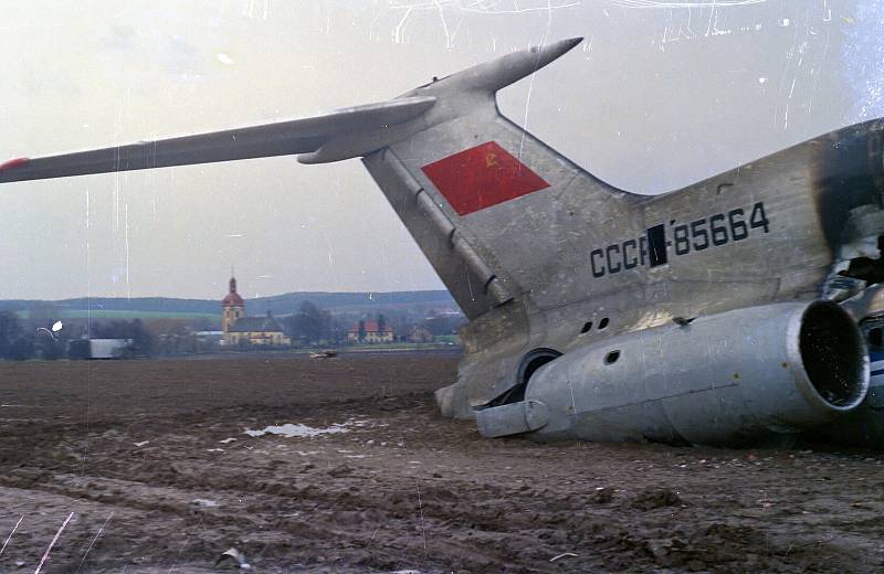 Hořící ruské letadlo Tupolev 154 nouzově přistálo v poli u Dubence 17. listopadu 1990. Zbyly z něj trosky.