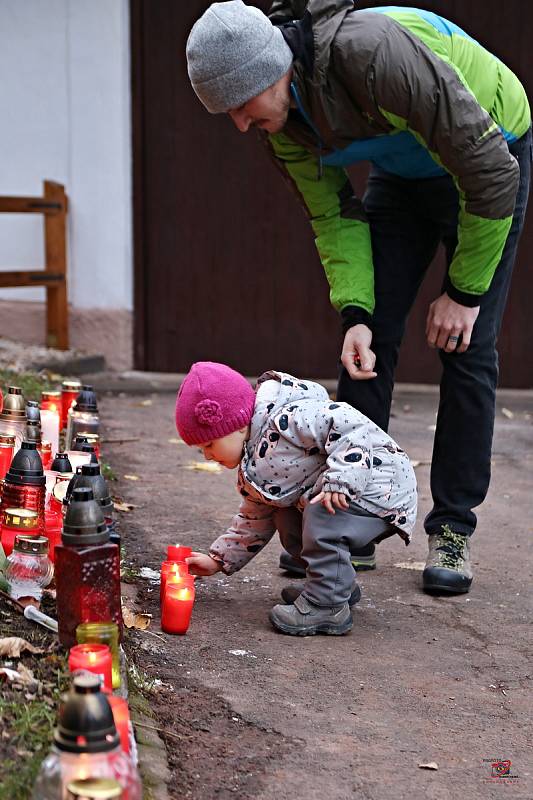 Lidé si ve středu připomněli výročí 17. listopadu na chalupě Václava Havla na Hrádečku u Trutnova.