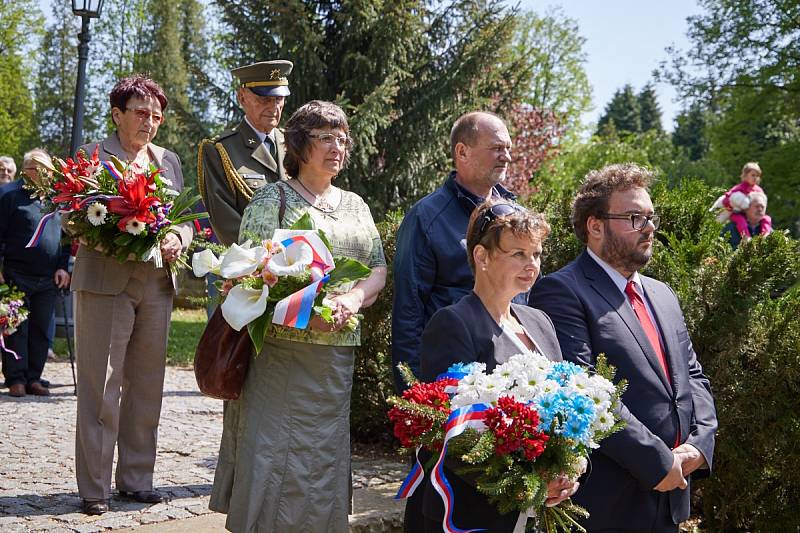 Projev, pokládání věnců a pocty válečným obětem u pomníků na městském hřbitově v Trutnově.