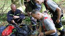 V neděli uvízl polský paraglidista v koruně stromu na zalesněném svahu u Semil. K místu vyjeli hasiči, záchranka i PČR, na místě byl i vrtulník. Nehoda se obešla bez zranění.