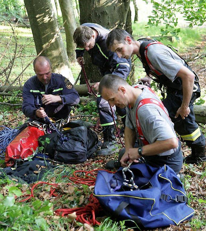 V neděli uvízl polský paraglidista v koruně stromu na zalesněném svahu u Semil. K místu vyjeli hasiči, záchranka i PČR, na místě byl i vrtulník. Nehoda se obešla bez zranění.