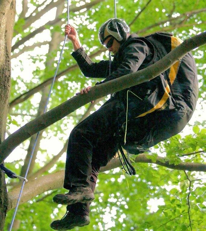 V neděli uvízl polský paraglidista v koruně stromu na zalesněném svahu u Semil. K místu vyjeli hasiči, záchranka i PČR, na místě byl i vrtulník. Nehoda se obešla bez zranění.