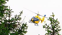 V neděli uvízl polský paraglidista v koruně stromu na zalesněném svahu u Semil. K místu vyjeli hasiči, záchranka i PČR, na místě byl i vrtulník. Nehoda se obešla bez zranění.