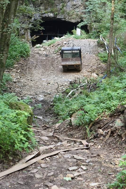 V Albeřické jeskyni v Bischofově lomu probíhá speleologický výzkum. Jeho součástí je čerpací zkouška.