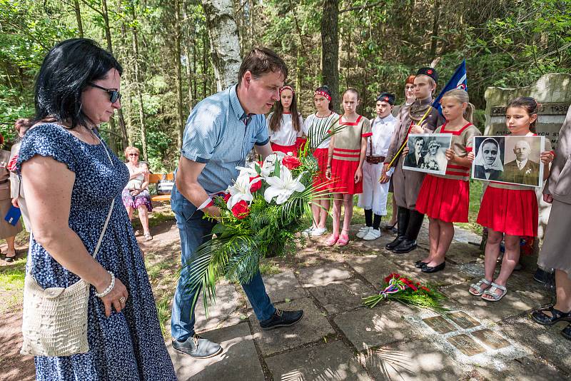 Pietní akce připomněly osudy lidí, kteří přes nebezpečí a hrozbu smrti neváhali podat pomocnou ruku parašutistovi a radistovi ze skupiny Silver A Jiřímu Potůčkovi.