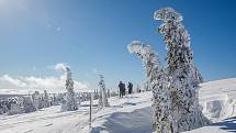 Slunečný víkend přilákal na hřebeny Krkonoš tisíce turistů, do terénu vyrazila řada skialpinistů.