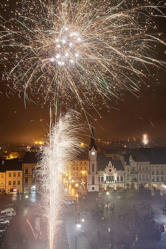 Lidé oslavili vstup do nového roku 2022 na Krakonošově náměstí v Trutnově.