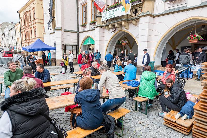 Lidé vyrazili v sobotu na Trutnovské vinařské slavnosti na Krakonošově náměstí.