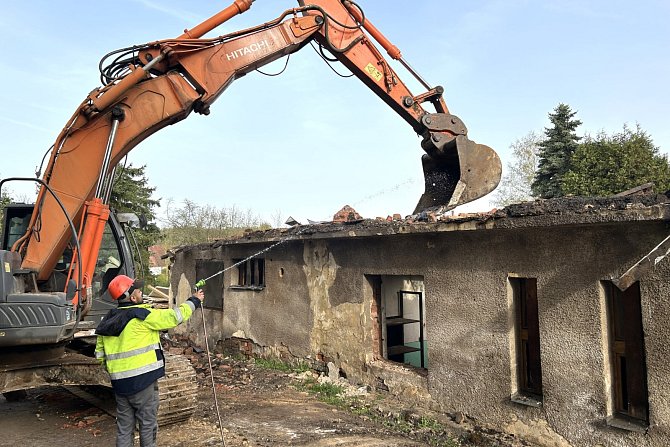 V Pilníkově začala demolice staré školní jídelny, místo ní vznikne bytový dům.